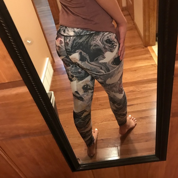 🚨🚨 SOLD 🚨🚨 Marble athletic leggings - Picture 4 of 7